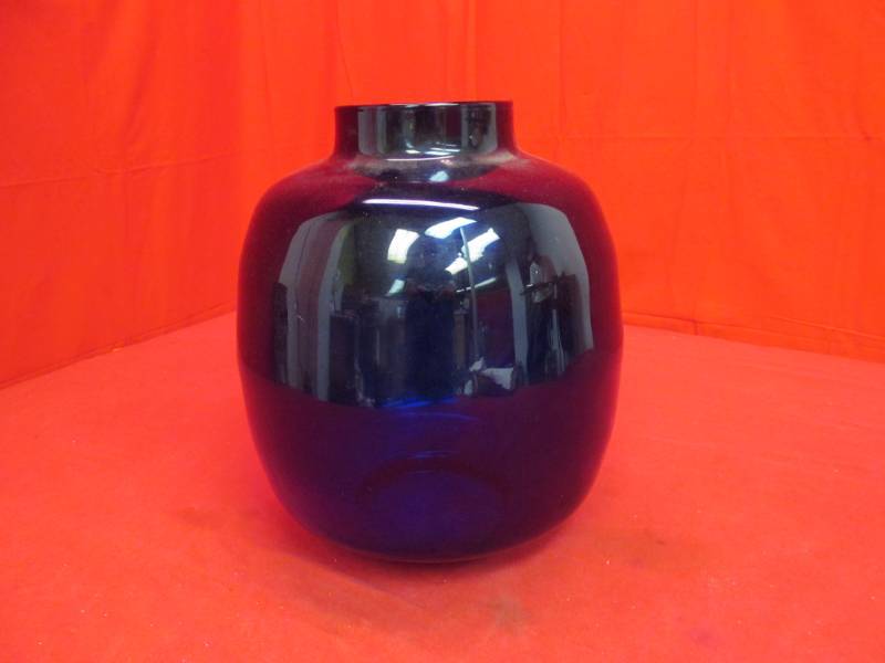 lot 66 image: Cobalt jar