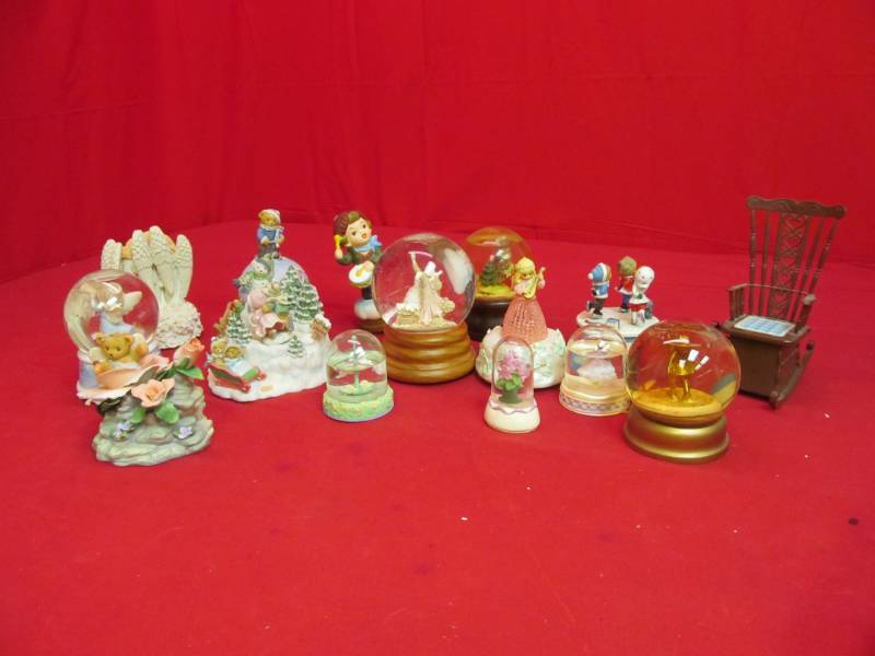 lot 70 image: music boxes