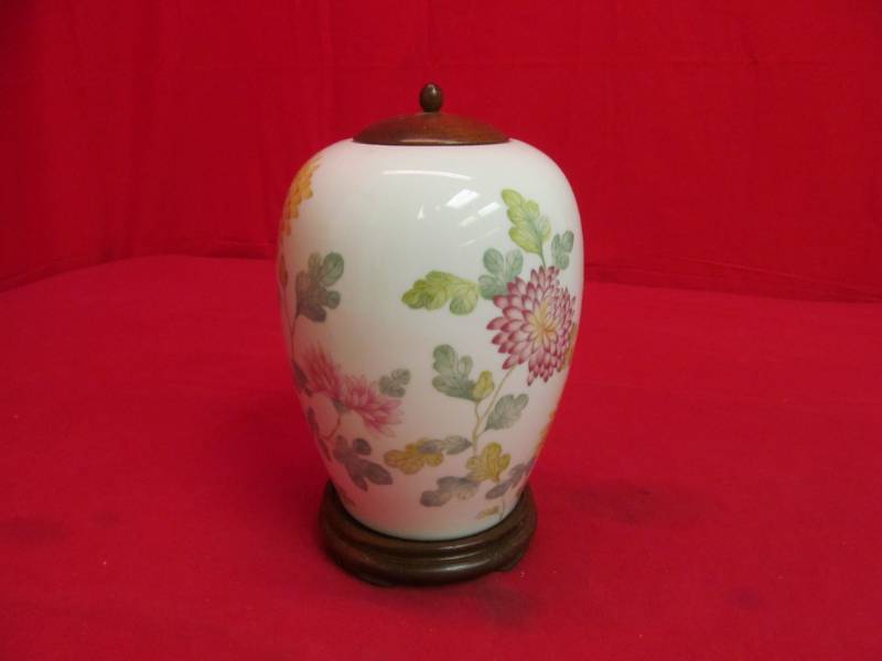 lot 85 image: glass jar