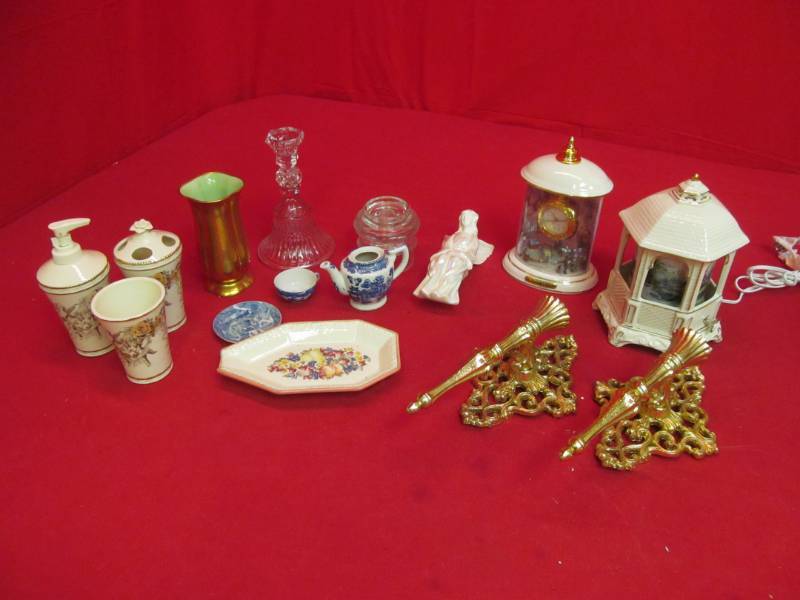 lot 99 image: vanity set
