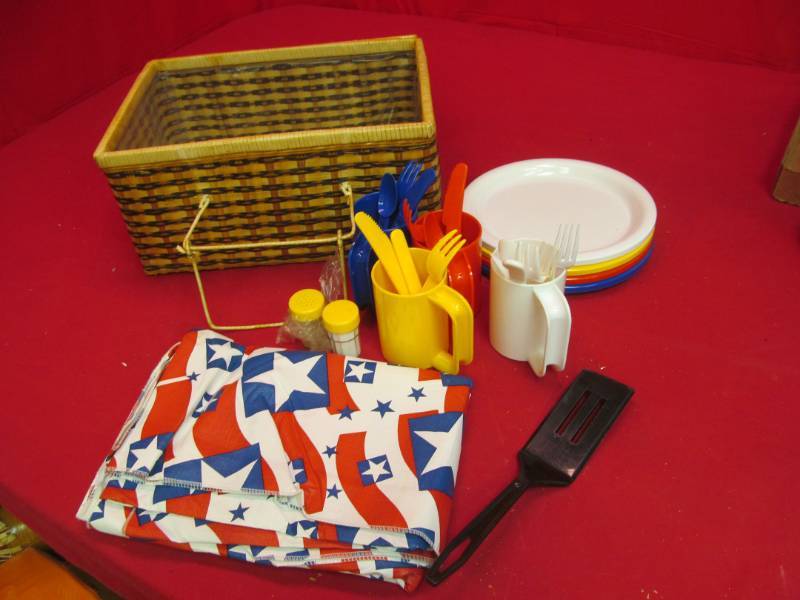 lot 109 image: picnic basket