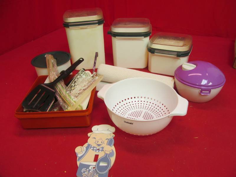 lot 114 image: kitchen utensils