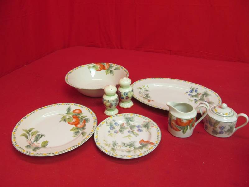 lot 125 image: dinnerware set