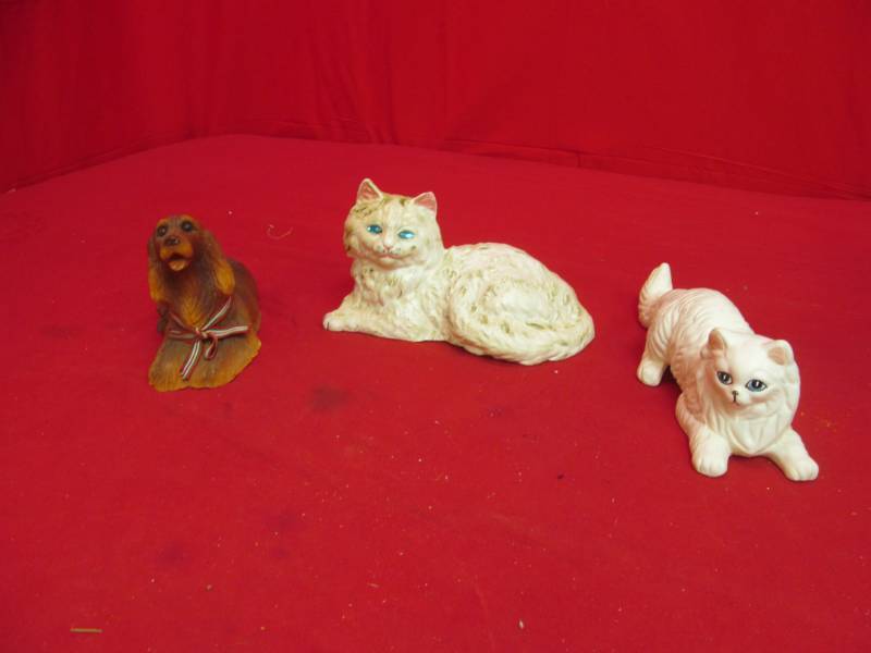lot 127 image: figurines