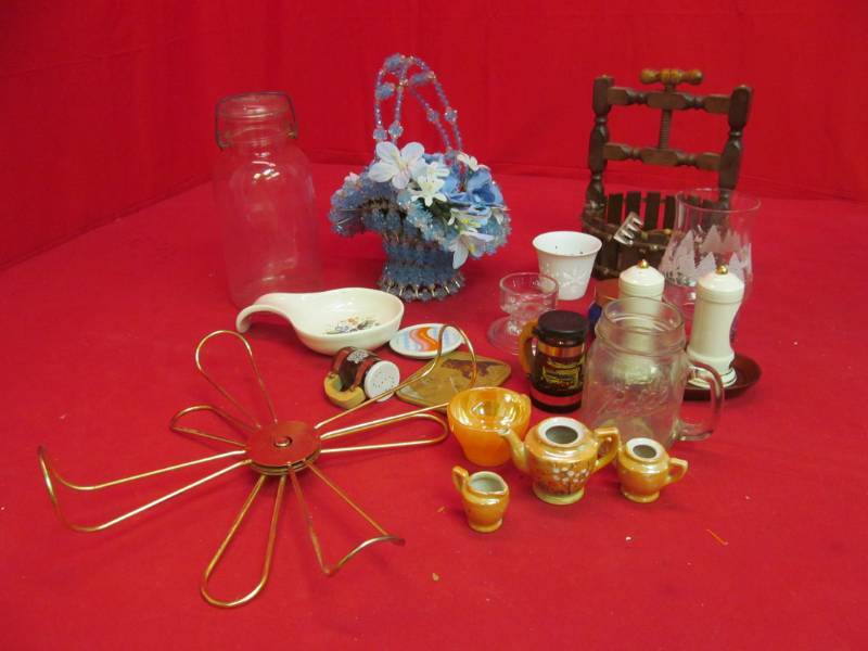lot 208 image: collectibles