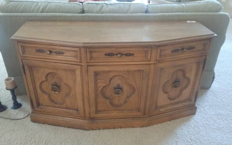 lot 6 image: 3-Compartment Console TableBuffet