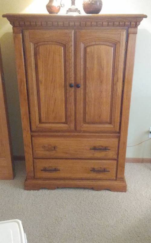 lot 33 image: Armoire Chest (38x19x58)