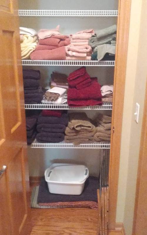 lot 41 image: Contents Of The Hall Closet Bath Towels, Rugs, Tubs, Folding Drying Rack