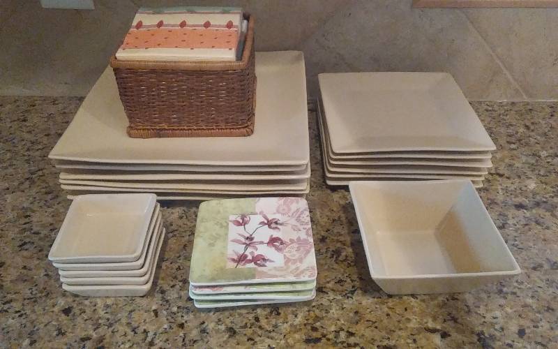 lot 53 image: Square Dish Set & Basket Of Napkins