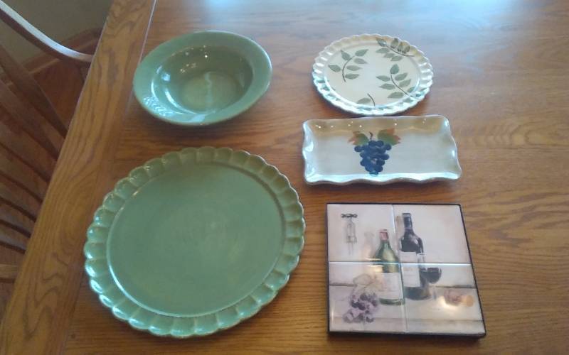 lot 55 image: Green Platters, Wine Trivet, Bowl & Tray