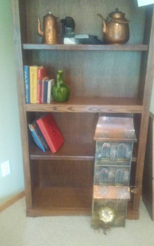 lot 68 image: Decorative Items On The Bookshelf (NOT THE BOOKSHELF)
