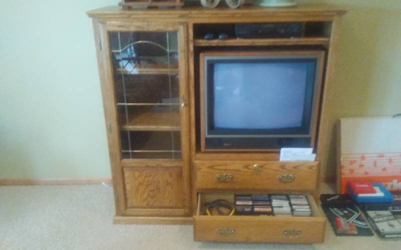 lot 70 image: Oak Entertainment Shelf Unit With Locking Drawers (Have Keys) Includes Mitsubishi TV With Remote & Manual, Sony VCR With Remote & Manual