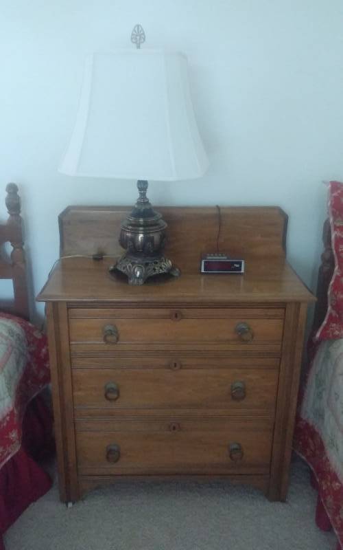 lot 73 image: Vintage 3-Drawer Dresser With Porcelain Casters, Includes Lamp With Shade & Alarm Clock