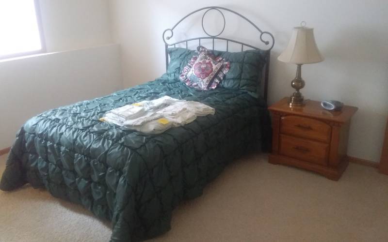 lot 76 image: Bedroom Set