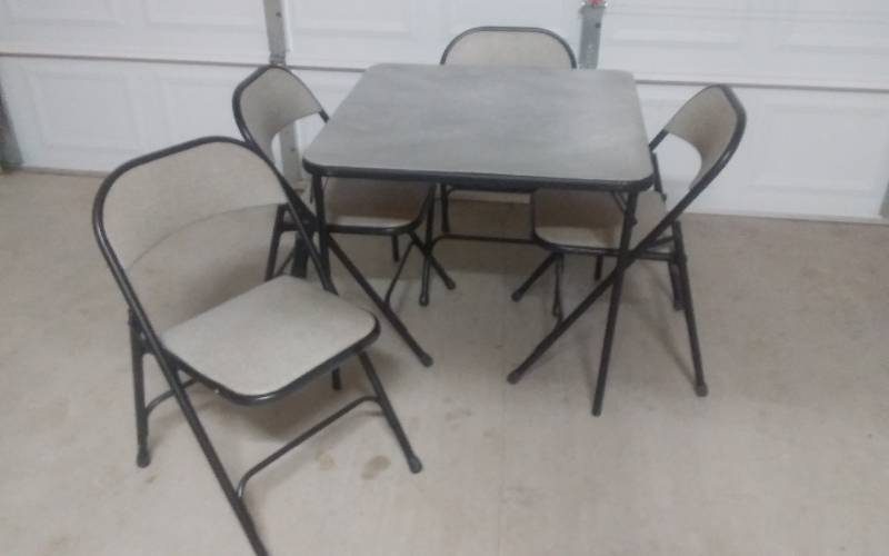 lot 89 image: Card Table & 4-Folding Chairs