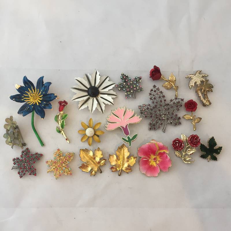 lot 305 image: Brooches - Pins - Floral