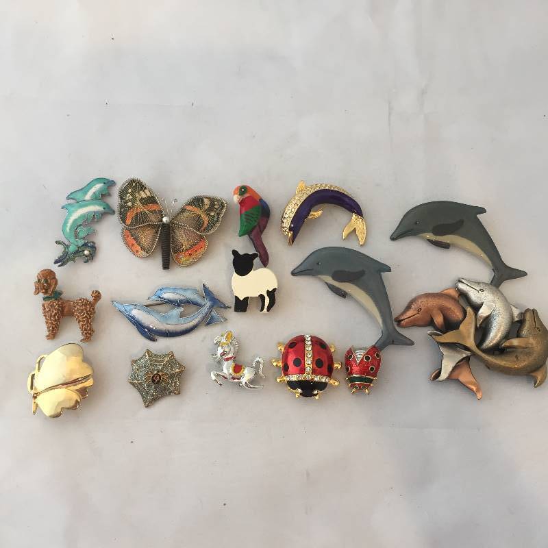 lot 366 image: Brooches - Pins - Animals - Dolphins - Bugs - Dogs