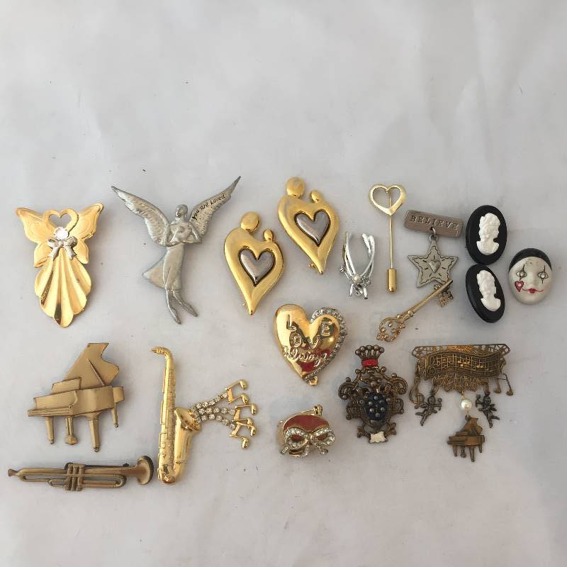 lot 396 image: Brooches - Pins - Angels - Musical Intrumets - More
