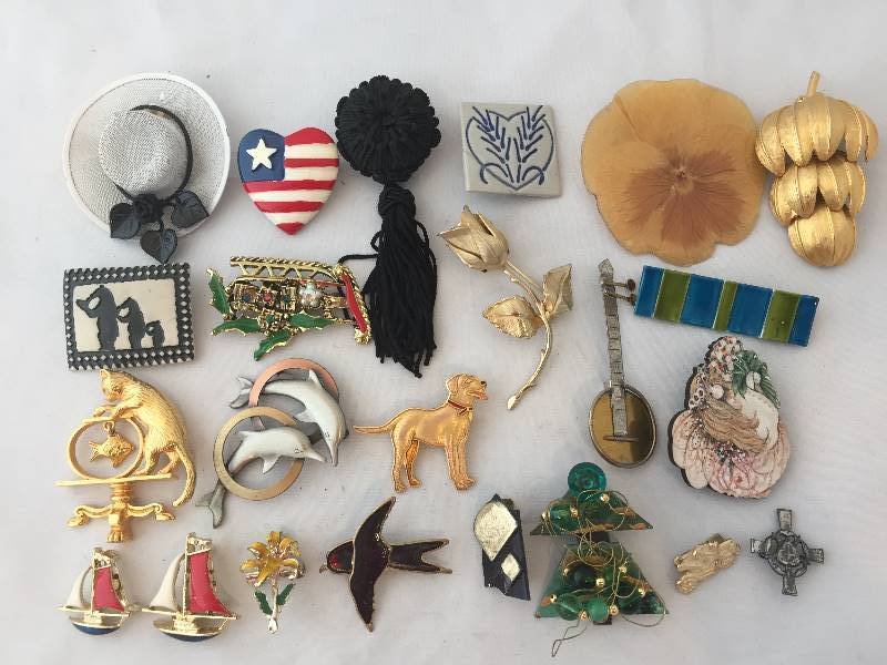 lot 336 image: Brooches - Pins - Floral - Animals - More