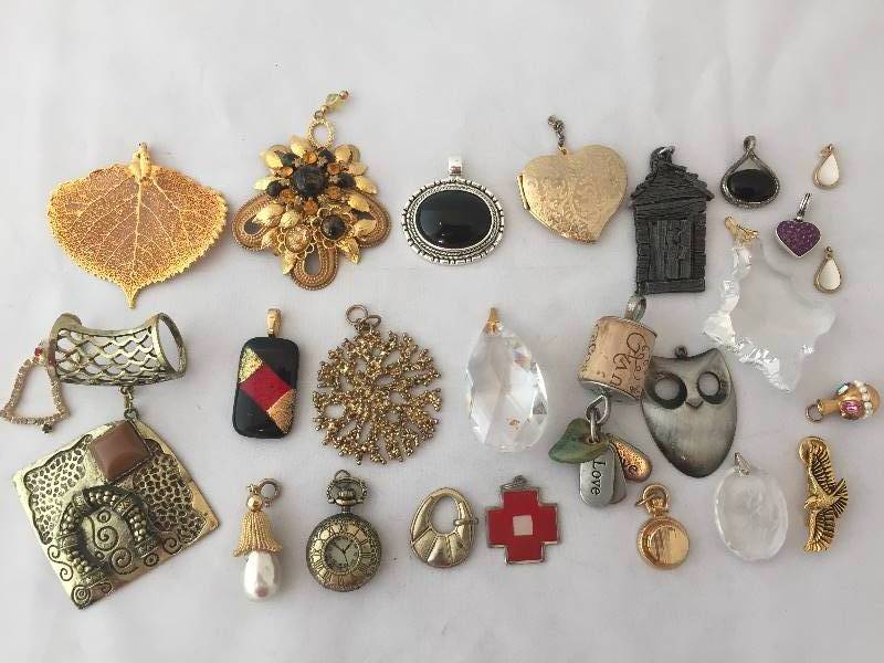 lot 234 image: Pendants