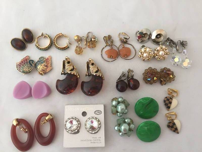 lot 244 image: Clip On Earrings - Vintage