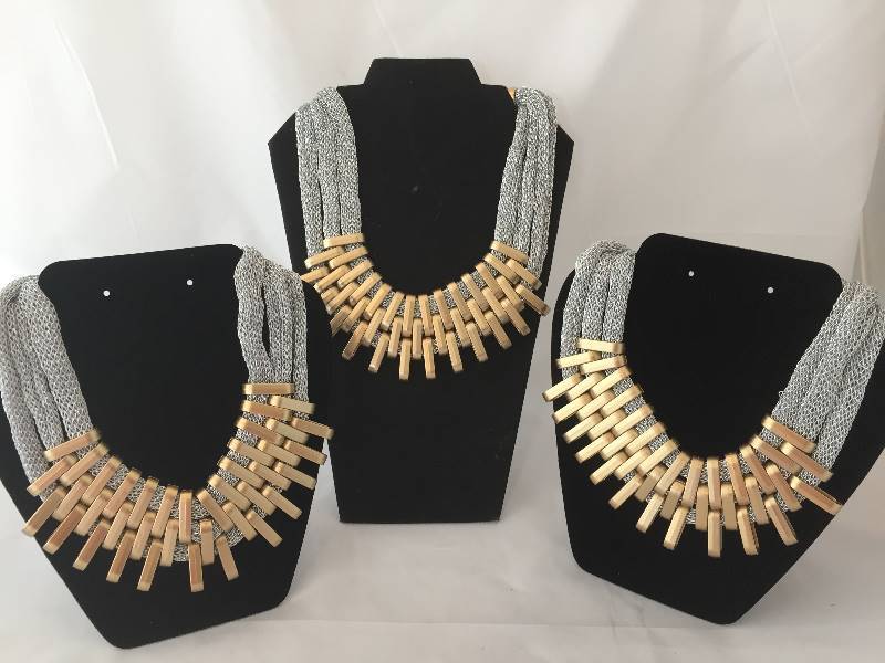 lot 231 image: Huge Lot of Necklaces - Qty 46