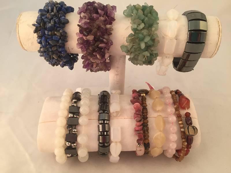 lot 256 image: Bracelets - Stretch - Stones