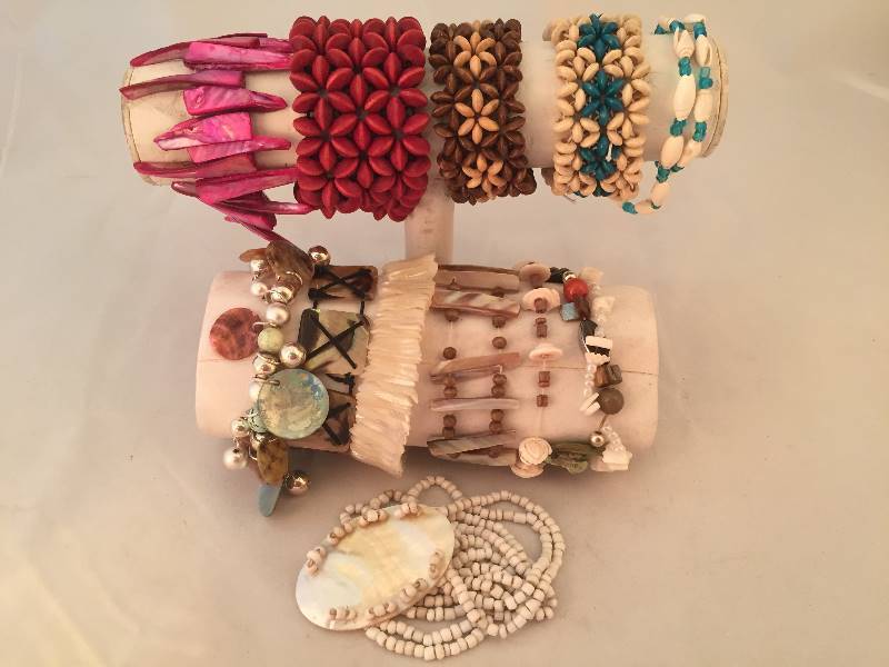 lot 304 image: Bracelets - Stretch - Shells & Seeds