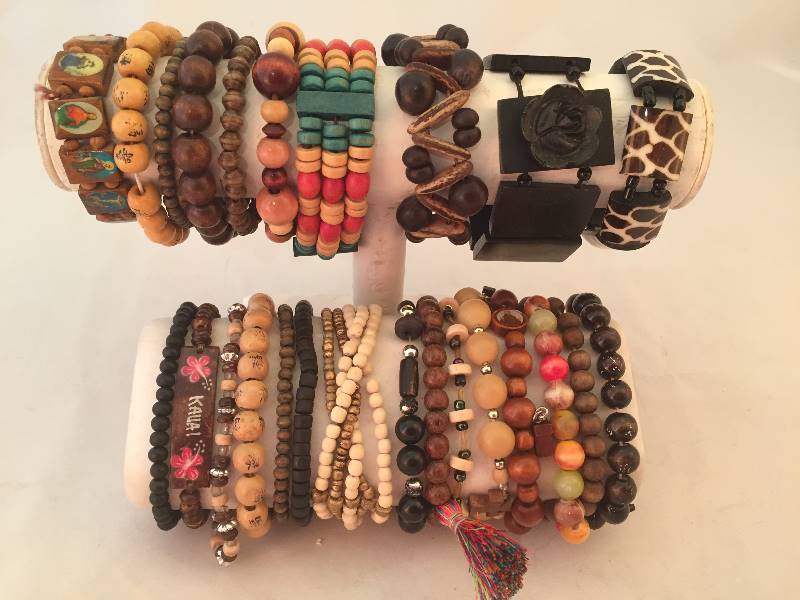 lot 324 image: Bracelets - Stretch - Wooden Beads