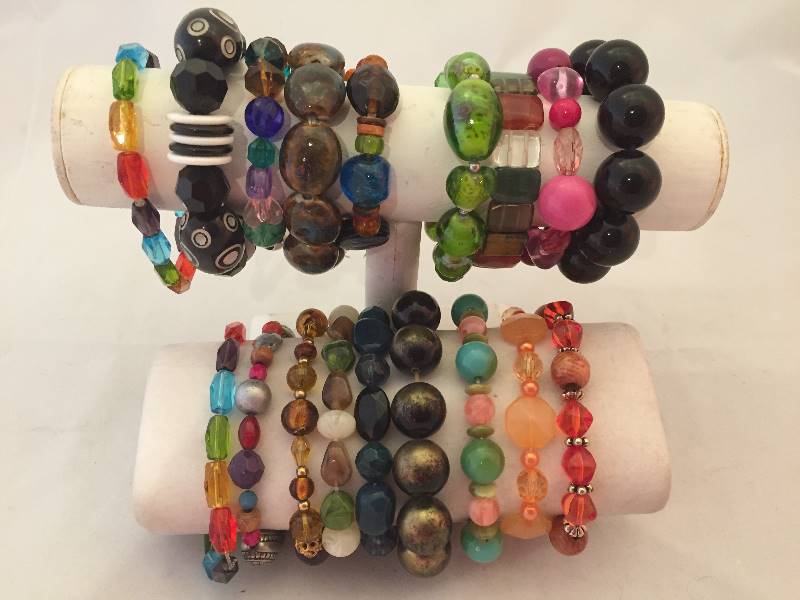 lot 354 image: Bracelets - Stretch - Colorful Glass Beads & more
