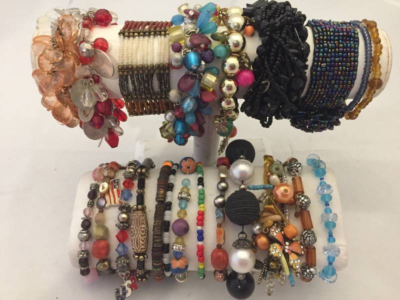 lot 387 image: Bracelets - Stretch - Colorful Glass Beads & more