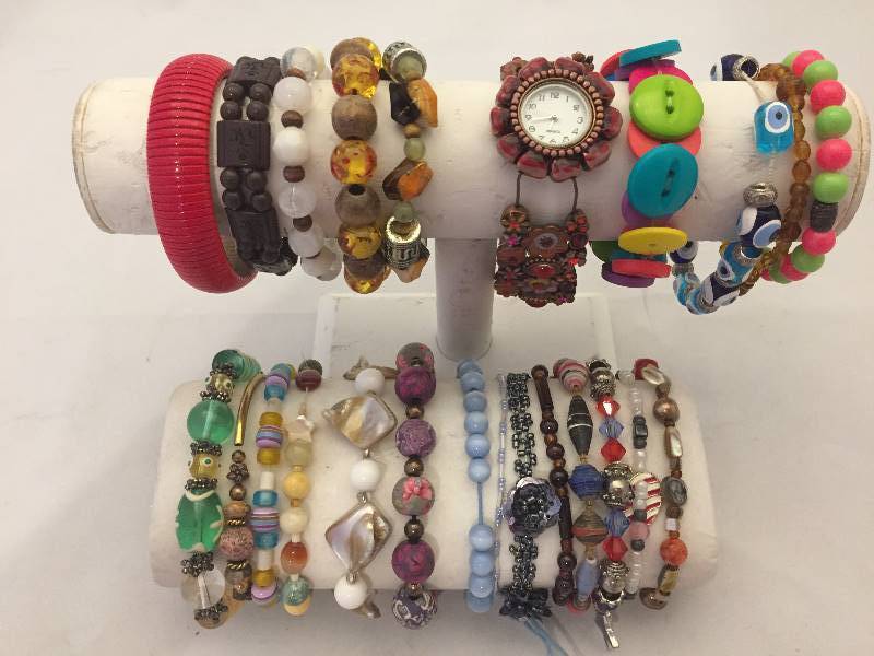 lot 376 image: Bracelets Stretch Colorful Beaded