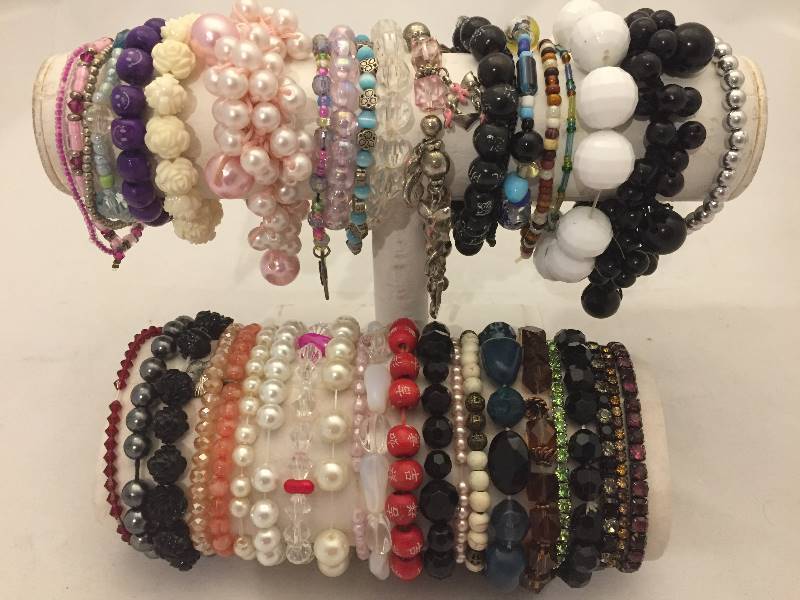 lot 333 image: Bracelets - Stretch - Beaded