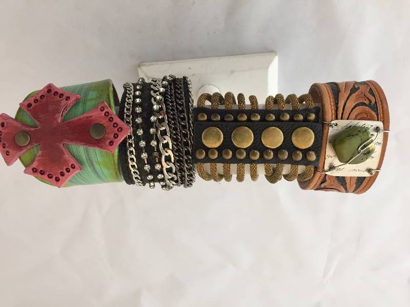 lot 290 image: Bracelets - Leather - Wide