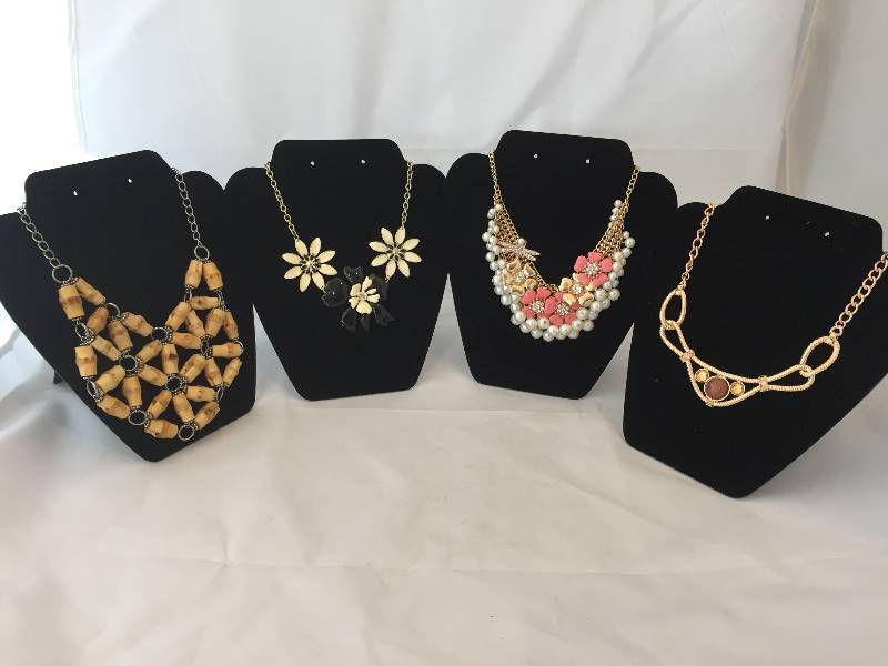 lot 211 image: Necklaces - Statement