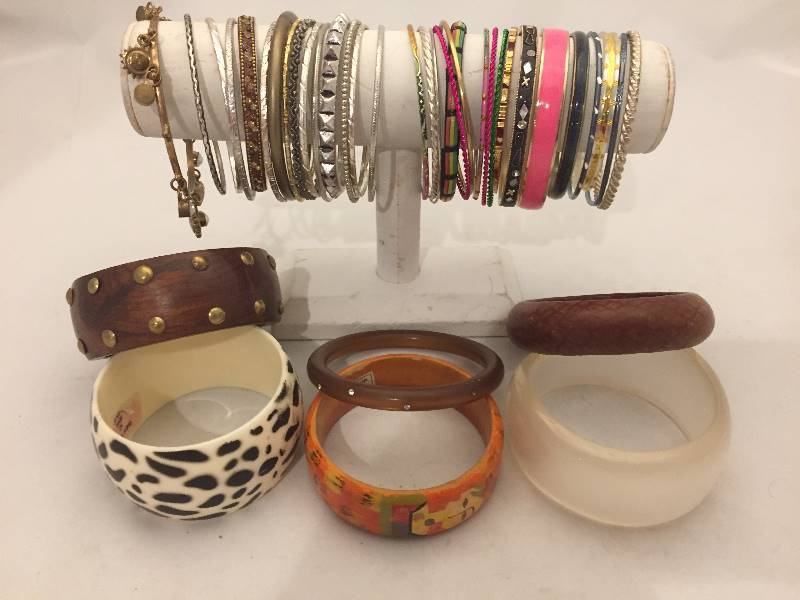 lot 315 image: Bracelets - Bangles - Qty 38