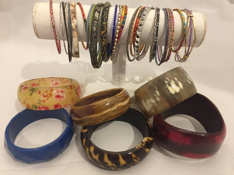 lot 347 image: Bracelets - Bangles - Qty 38
