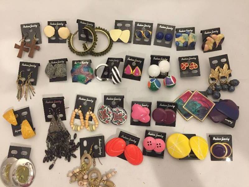 lot 214 image: Pierced Earrings - On Cards