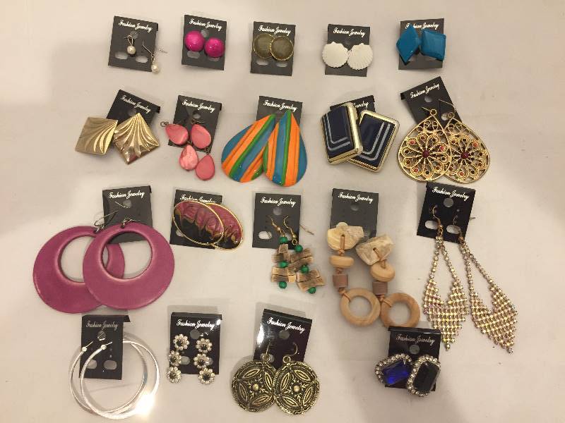 lot 327 image: Pierced Earrings - On Cards