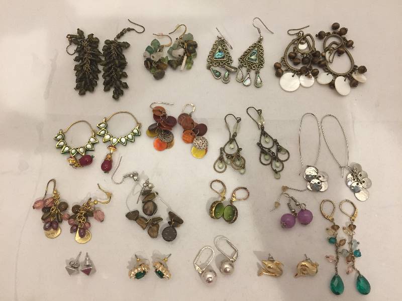 lot 265 image: Pierced Earrings