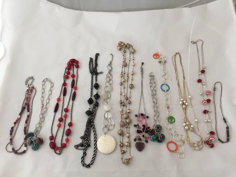 lot 322 image: Necklaces - Chains & Colorful Beads