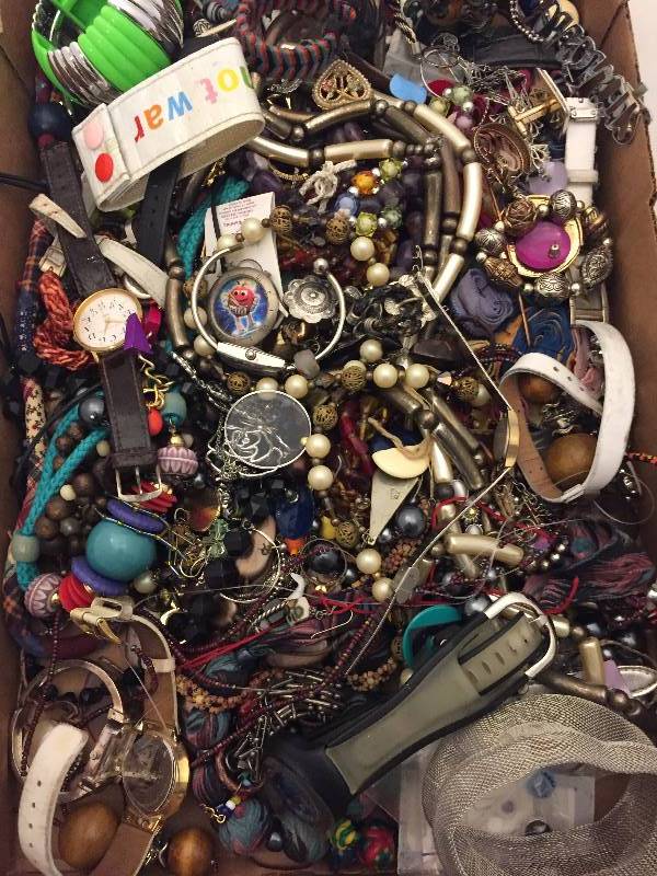 lot 398 image: Jewelry - Repairables - Crafts