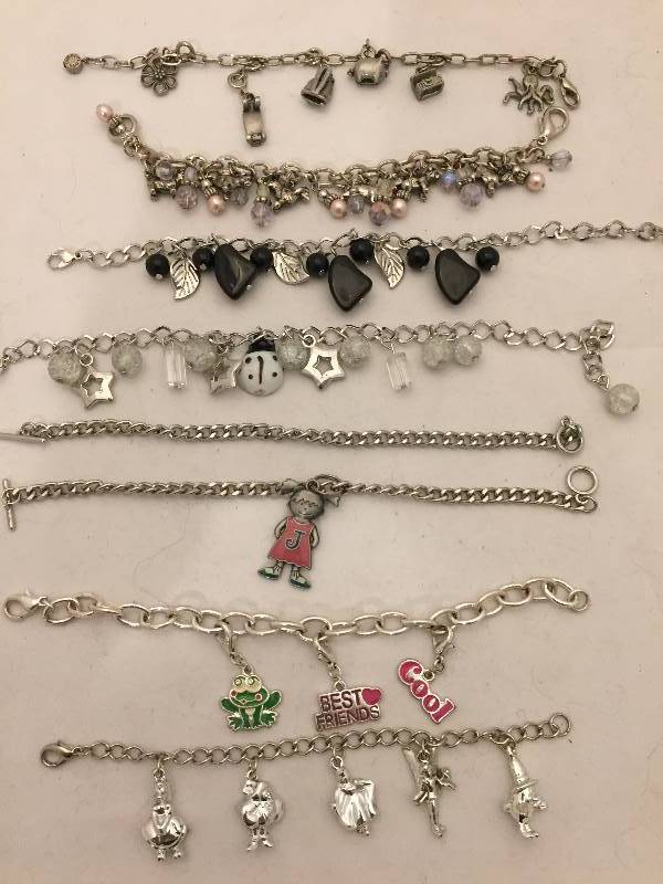lot 337 image: Bracelets - Charm