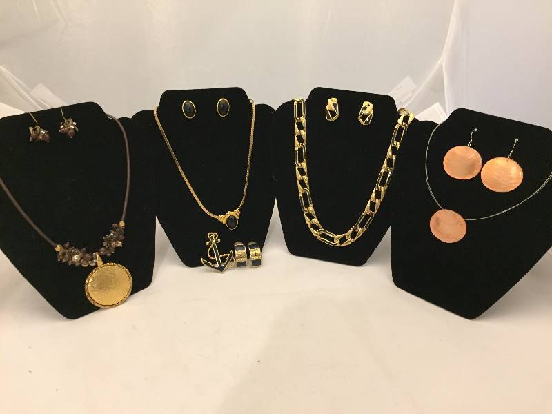 lot 339 image: Jewelry Sets - Necklace Earrings Brooch