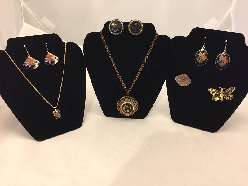 lot 342 image: Jewelry - Enameled, Vintage