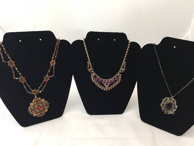lot 227 image: Necklaces - Vintage