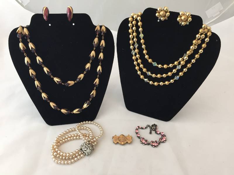 lot 229 image: Jewelry - Vintage - Necklace Sets, Bracelet, Brooch, More