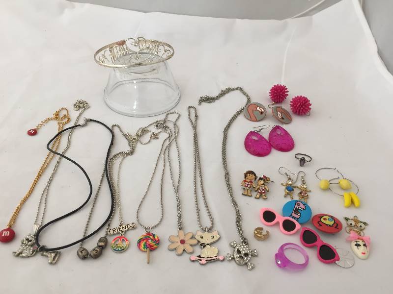 lot 264 image: Jewelry - Colorful Childrens including Tiara