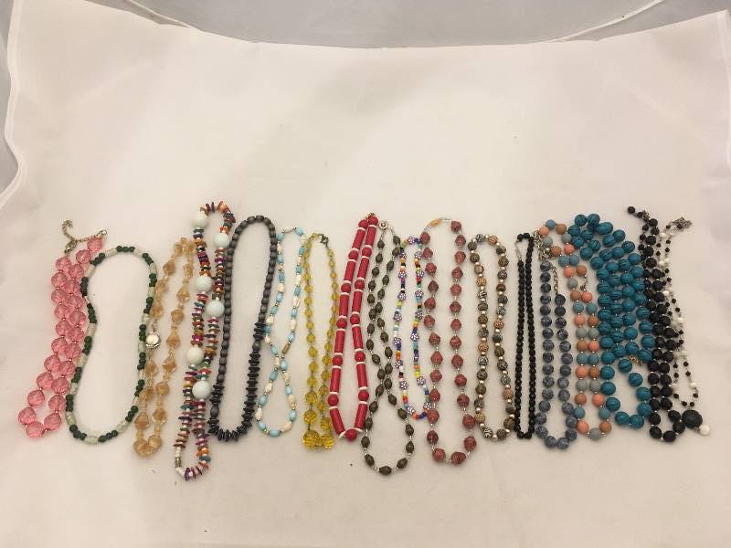 lot 400 image: Necklaces - Short Beaded Asst Colors