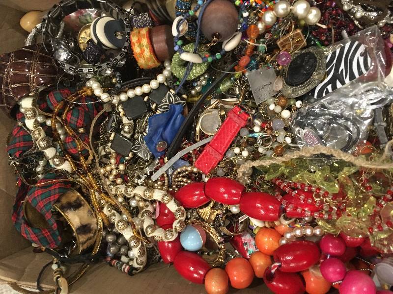 lot 356 image: Jewelry - Repairables - Crafts